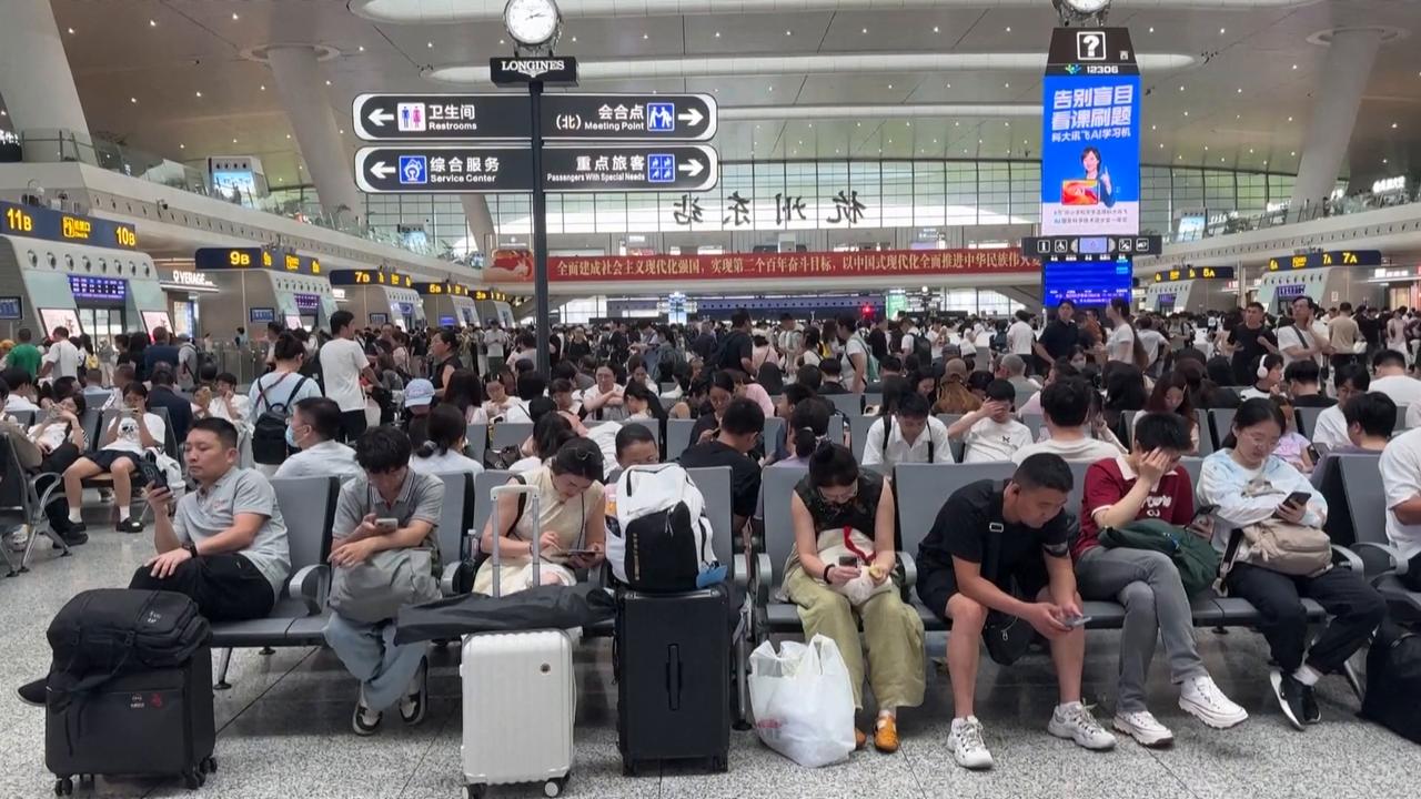 Video thumbnail for China: Typhoon Dolphin floods parts of Shanghai, disrupts travel.