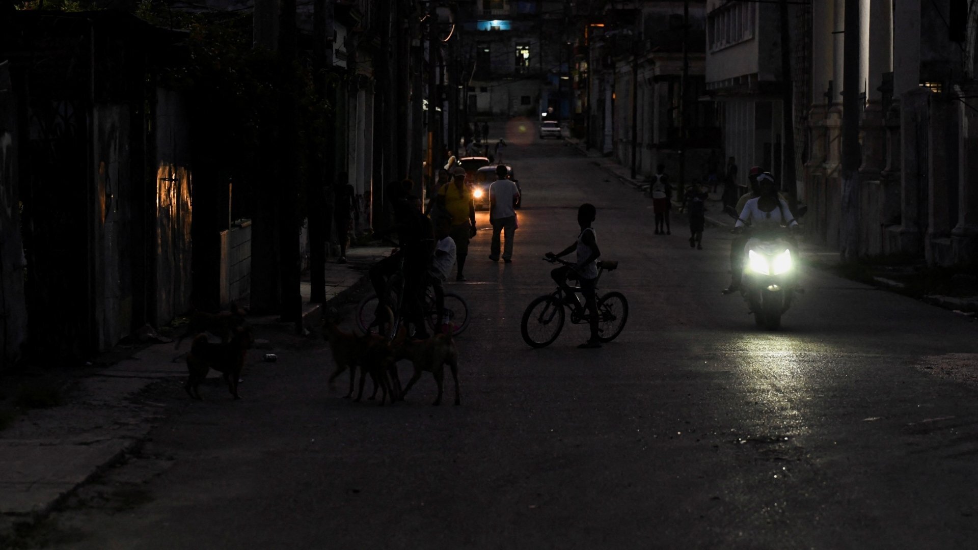 Video thumbnail for Cuba grinds to a halt amid worsening blackouts and fuel shortages