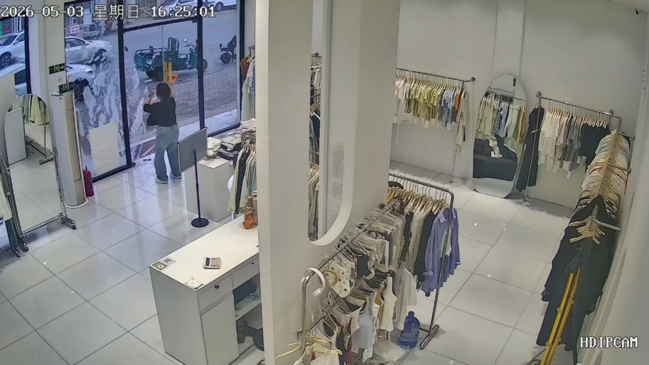 Video thumbnail for Strong Winds Smash Glass Door at Shandong Clothing Store