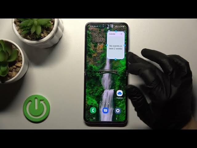 Video thumbnail for How to Add or Remove Home Screen Widgets on Samsung Galaxy Z Flip4 - Manage Widgets
