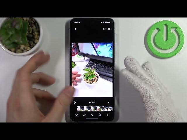 Video thumbnail for How to Take Motion Photo on Samsung Galaxy Z Flip4 - Make Live Image