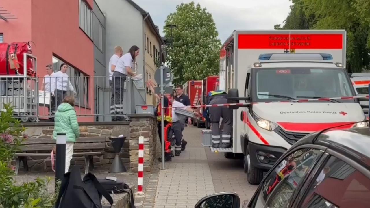 Video thumbnail for Germany: German police surround bank amid hostage situation.
