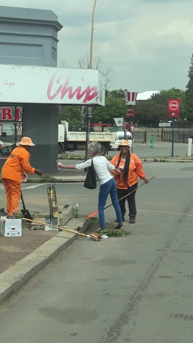 Video thumbnail for Kind Stranger Treats Street Sweepers to Ice Cream in Nigel