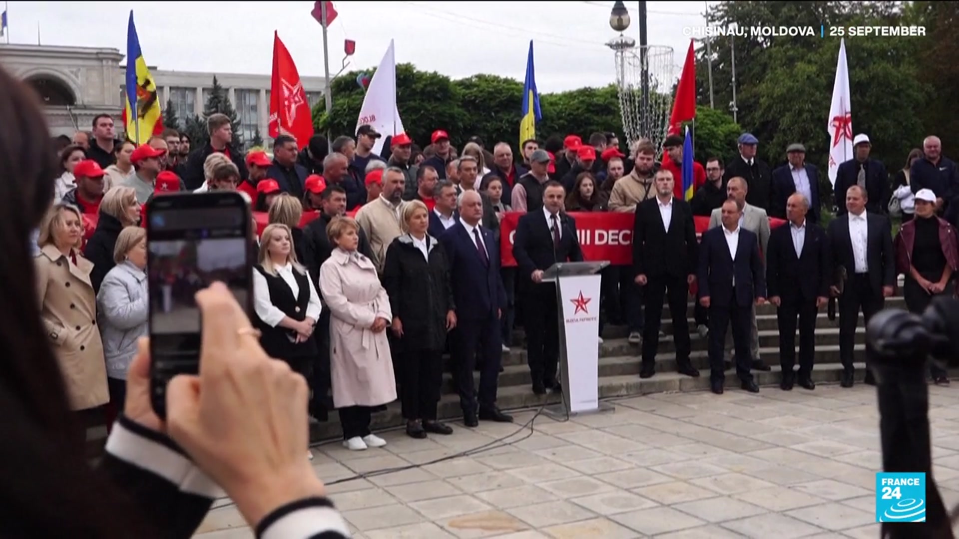 'Video thumbnail for Moldovans begin voting in tense election, torn between EU and Russia'