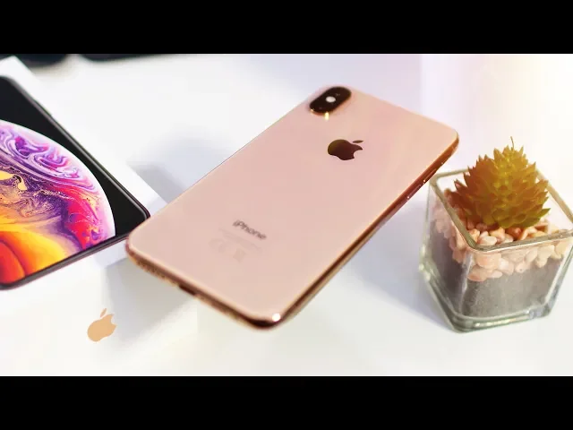 Video thumbnail for iPhone XS Unboxing & Hands-on! [Gold!]