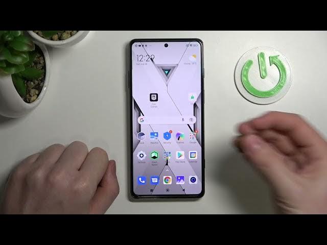 Video thumbnail for XIAOMI Black Shark 5 Pro Male Hand Size Comparison