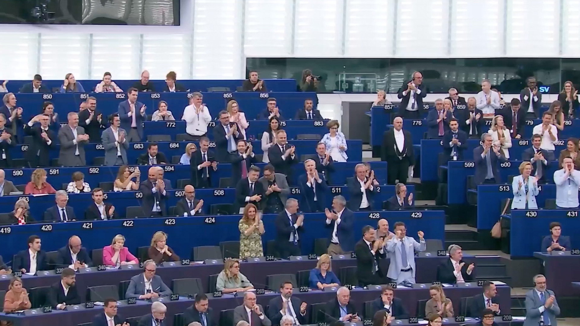 Video thumbnail for ‘Send them back’ chants in EU Parliament after anti-migrant bill passes