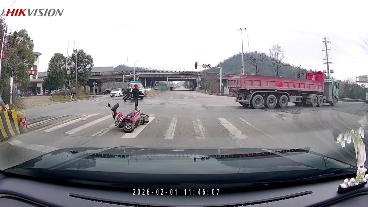 Video thumbnail for Motorcyclist Hit by Truck and Falls Again in Hunan