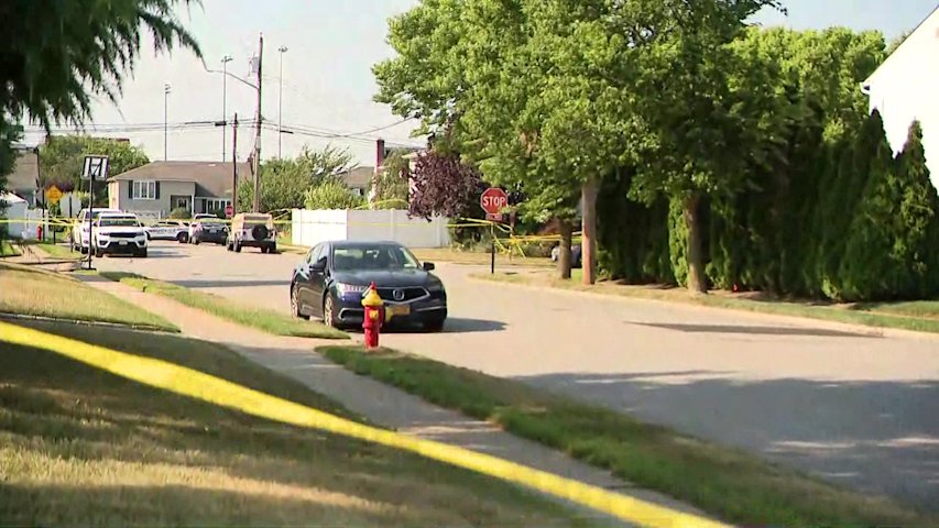 Video thumbnail for Nassau police investigate family disturbance that injured 1 in North Massapequa