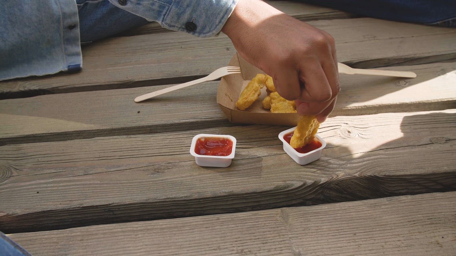 Video thumbnail for eating with friends