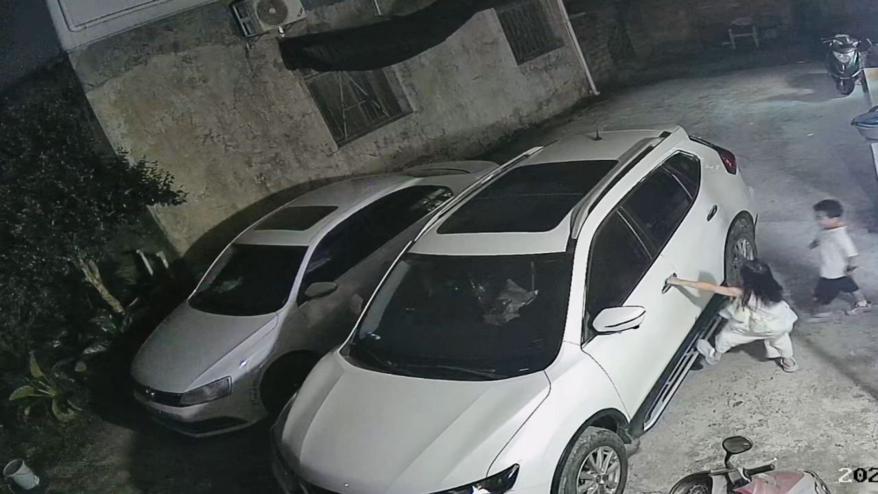 Video thumbnail for Girl Starts Parked Car While Playing with Brother in Zhangzhou