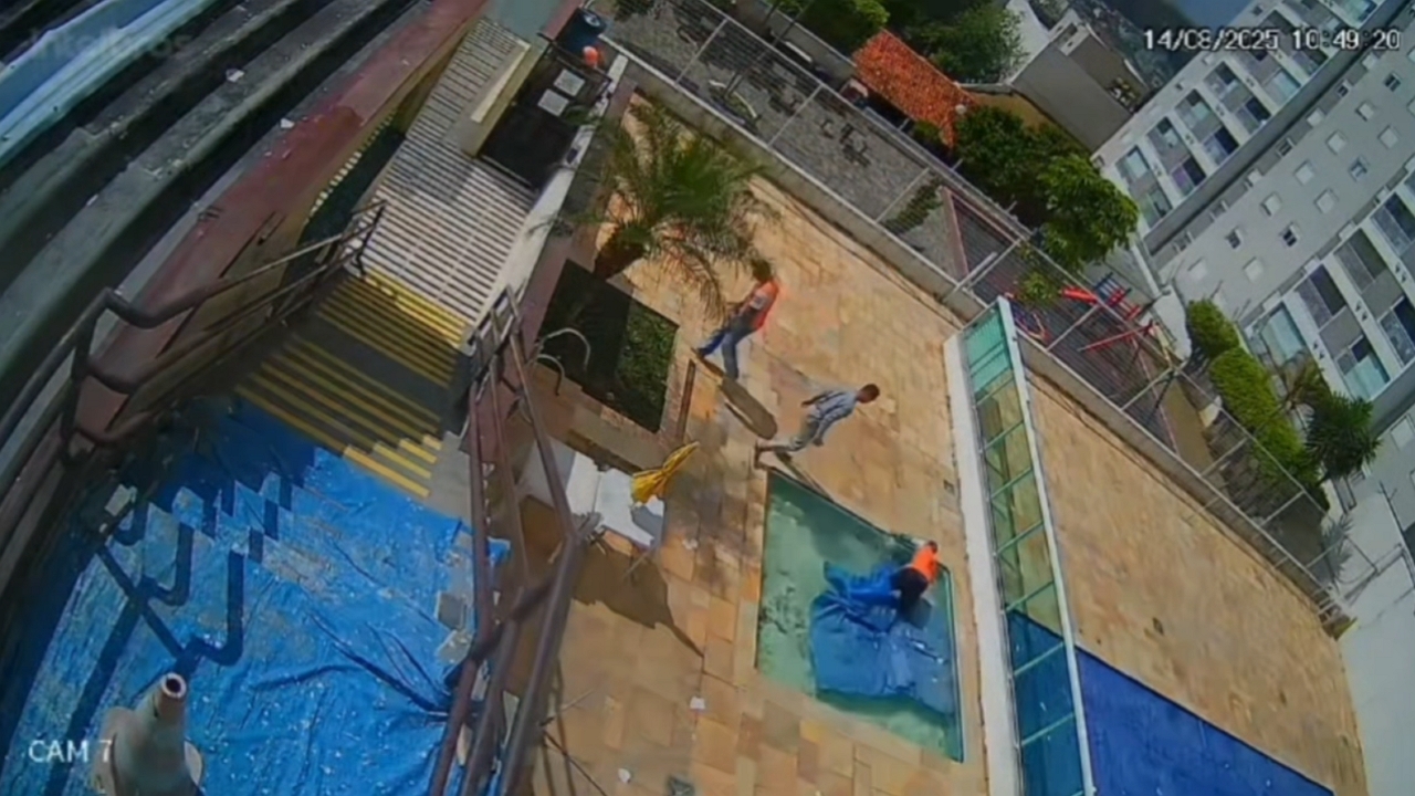 Video thumbnail for Worker injured after falling into covered pool in São Bernardo, Brazil
