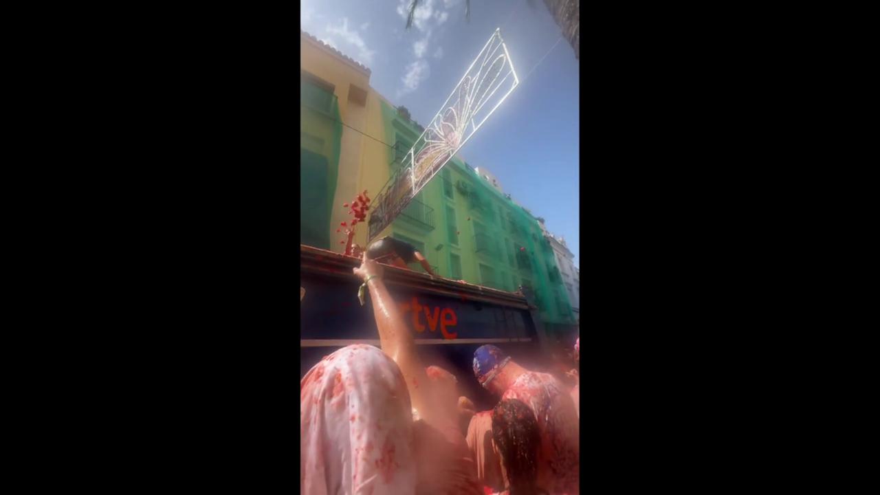 Video thumbnail for Spain: La Tomatina Participants Pelt Each Other With Tomatoes.