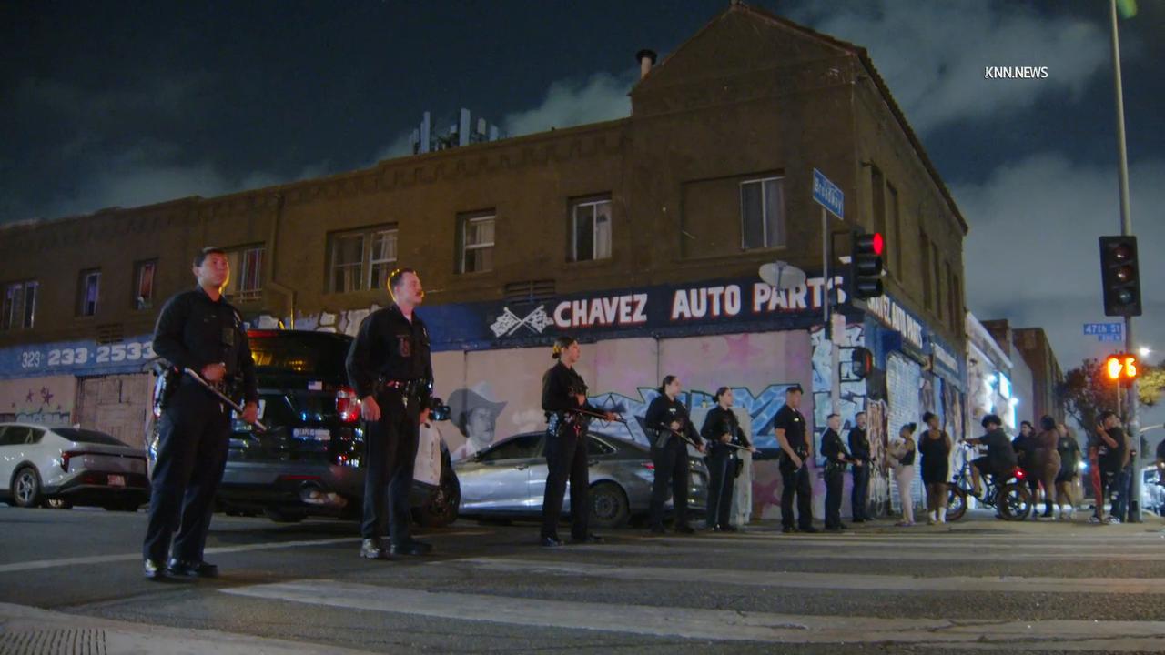 Video thumbnail for US, Los Angeles: South Park Crowd Clashes with Officers During Gun Detainment.