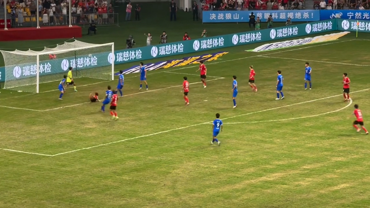 Video thumbnail for Epic Bicycle Kick Goal in Jiangsu Thriller