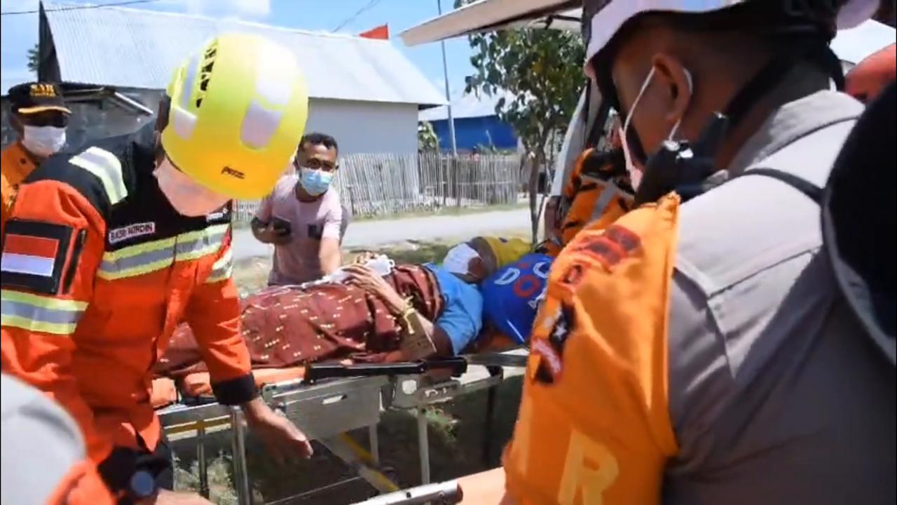 Video thumbnail for Indonesia: Survivor airlifted as rescue operations follow powerful Indonesia earthquake.