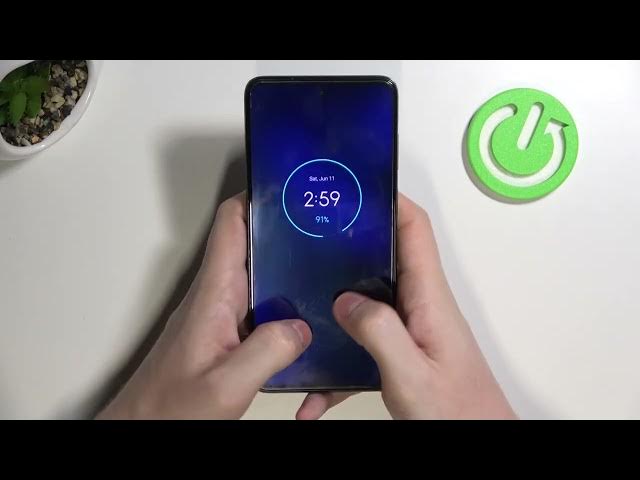 Video thumbnail for How to Check Size of MOTOROLA MOTO G82 – Hand Size Comparison