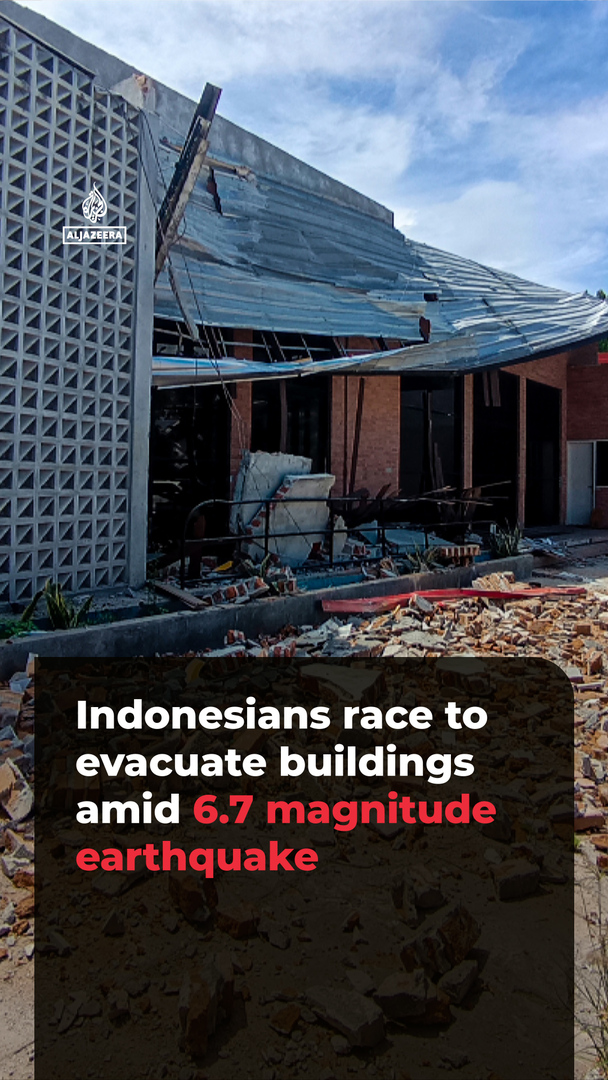 Video thumbnail for Indonesians race to evacuate buildings during earthquake