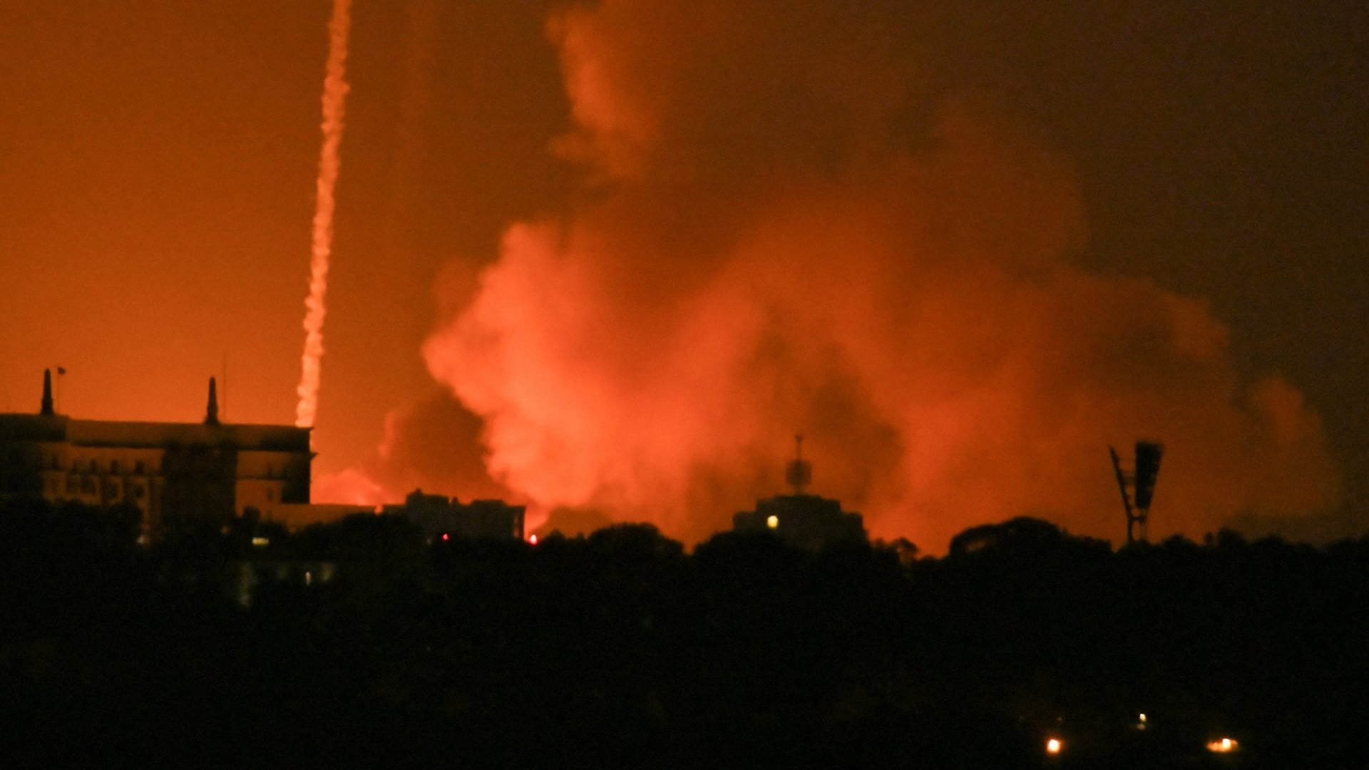 Video thumbnail for Russia attacks Ukraine: Residential buildings damaged in Kyiv region