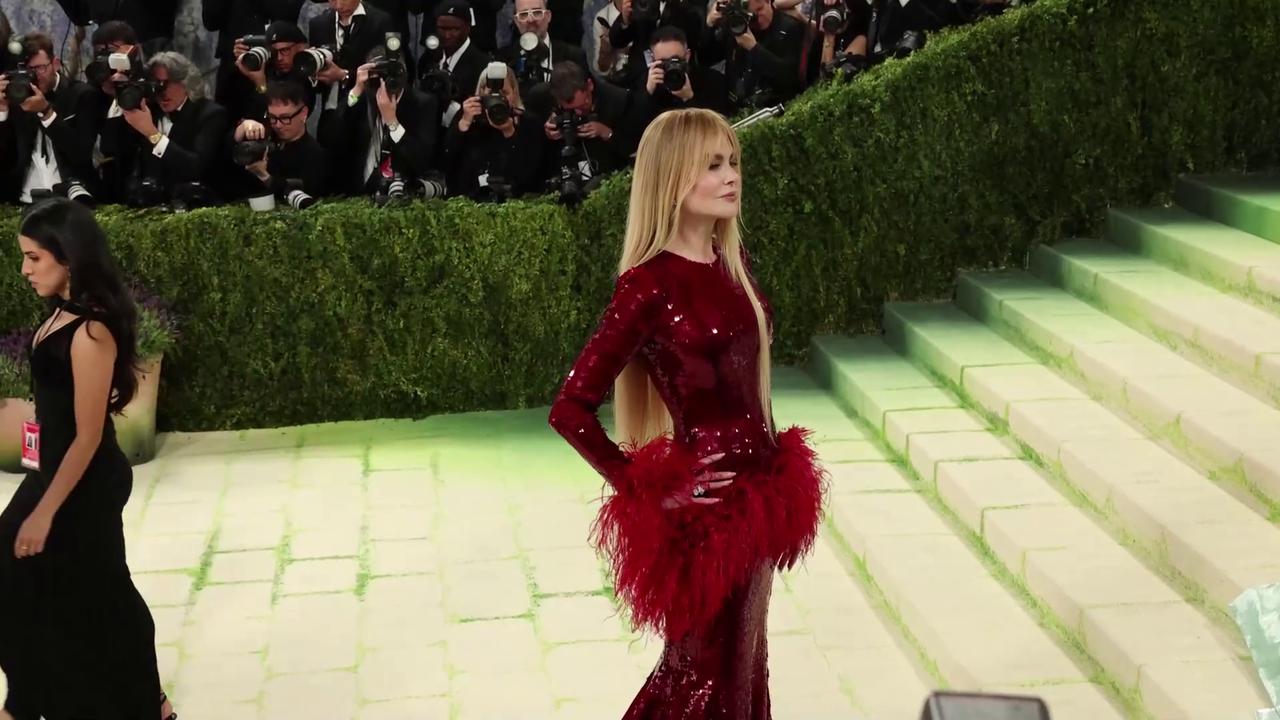 Video thumbnail for UNCAPTIONED: Nicole Kidman 'wears a dark wig' so she can go clubbing in disguise.