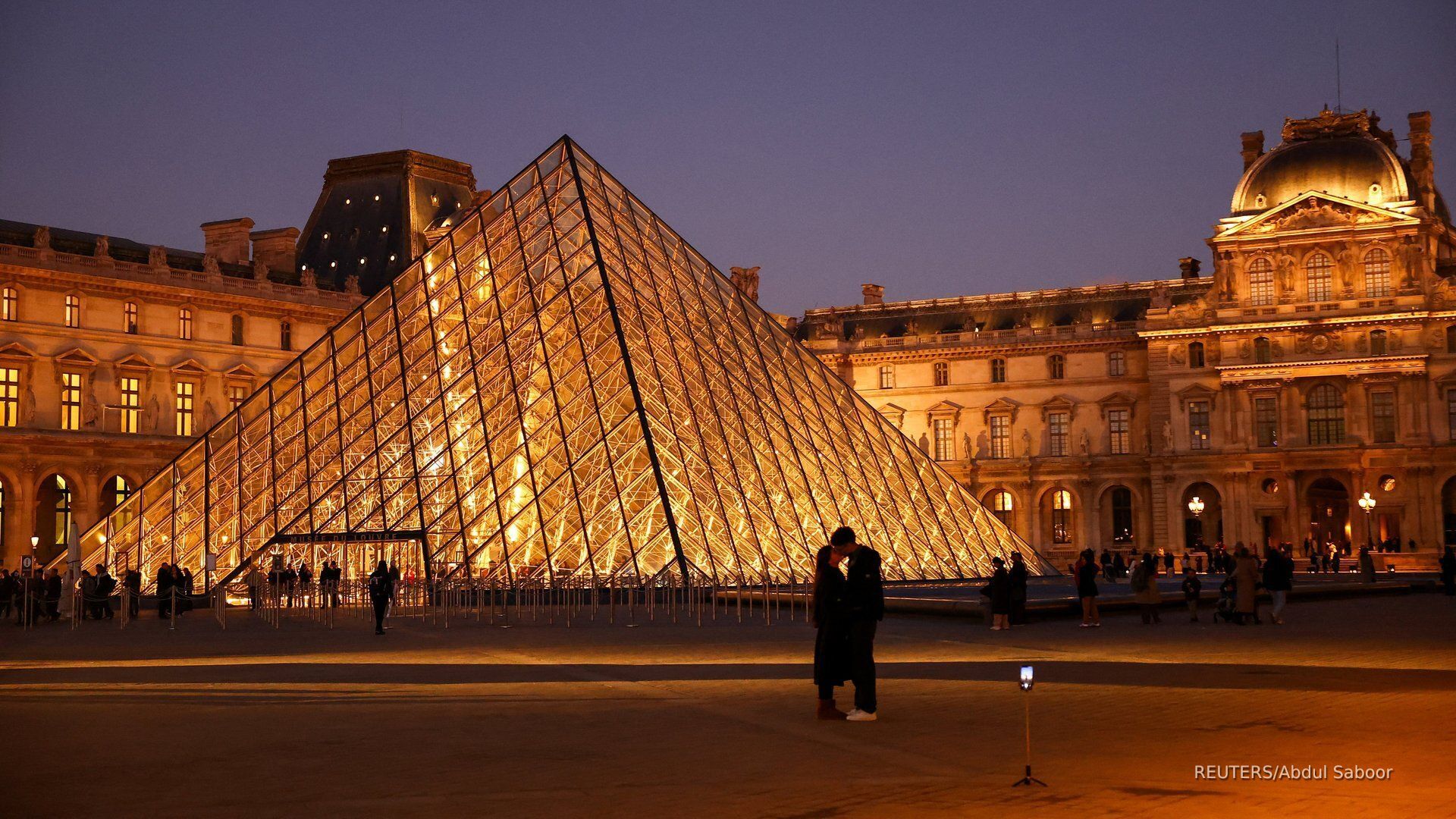 Video thumbnail for Louvre closes public gallery over building concerns: Report