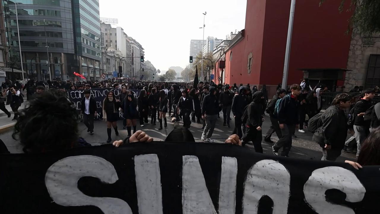 Video thumbnail for Chile: Thousands of students take to Chilean streets over planned education budget cuts.