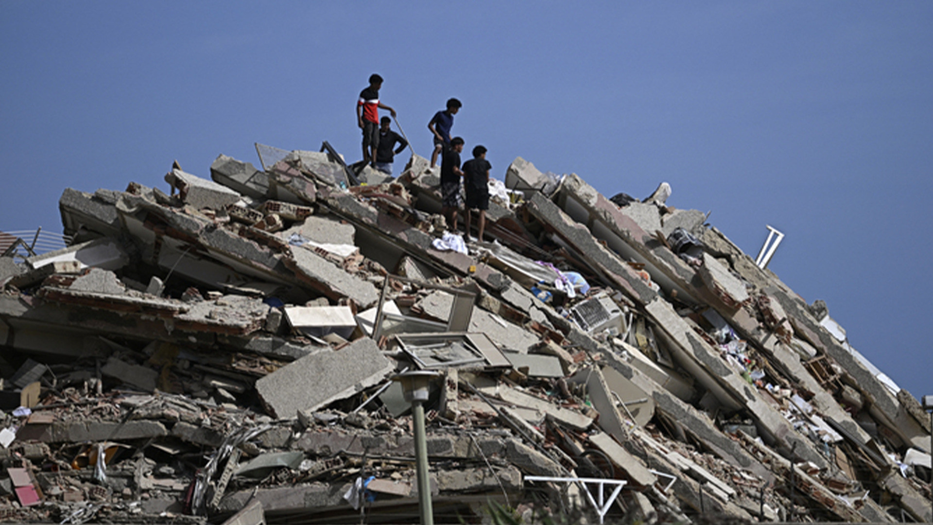 Video thumbnail for Venezuela quake leaves La Guaira in almost total devastation