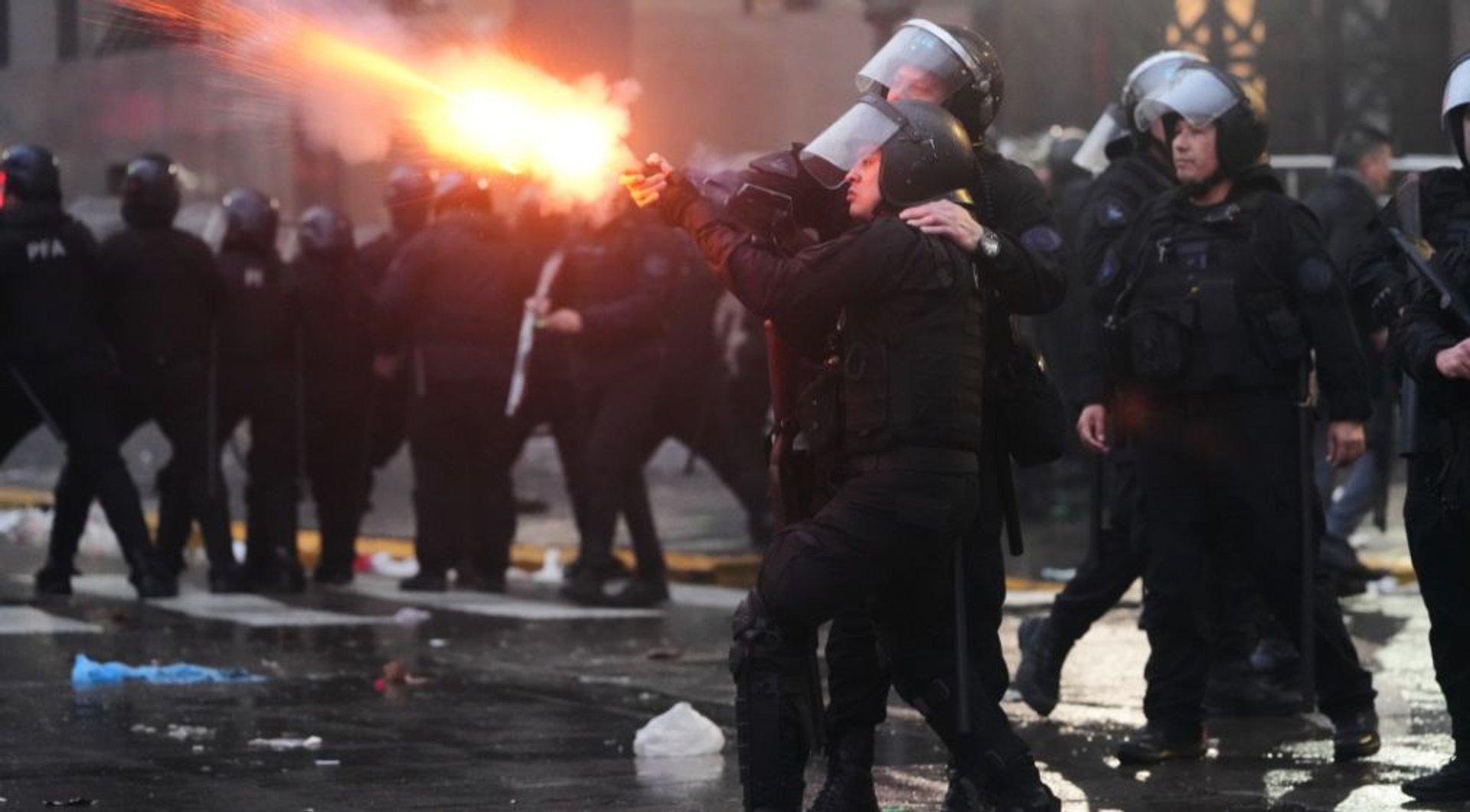 Video thumbnail for Argentina police clash with protesters over controversial property reform bill