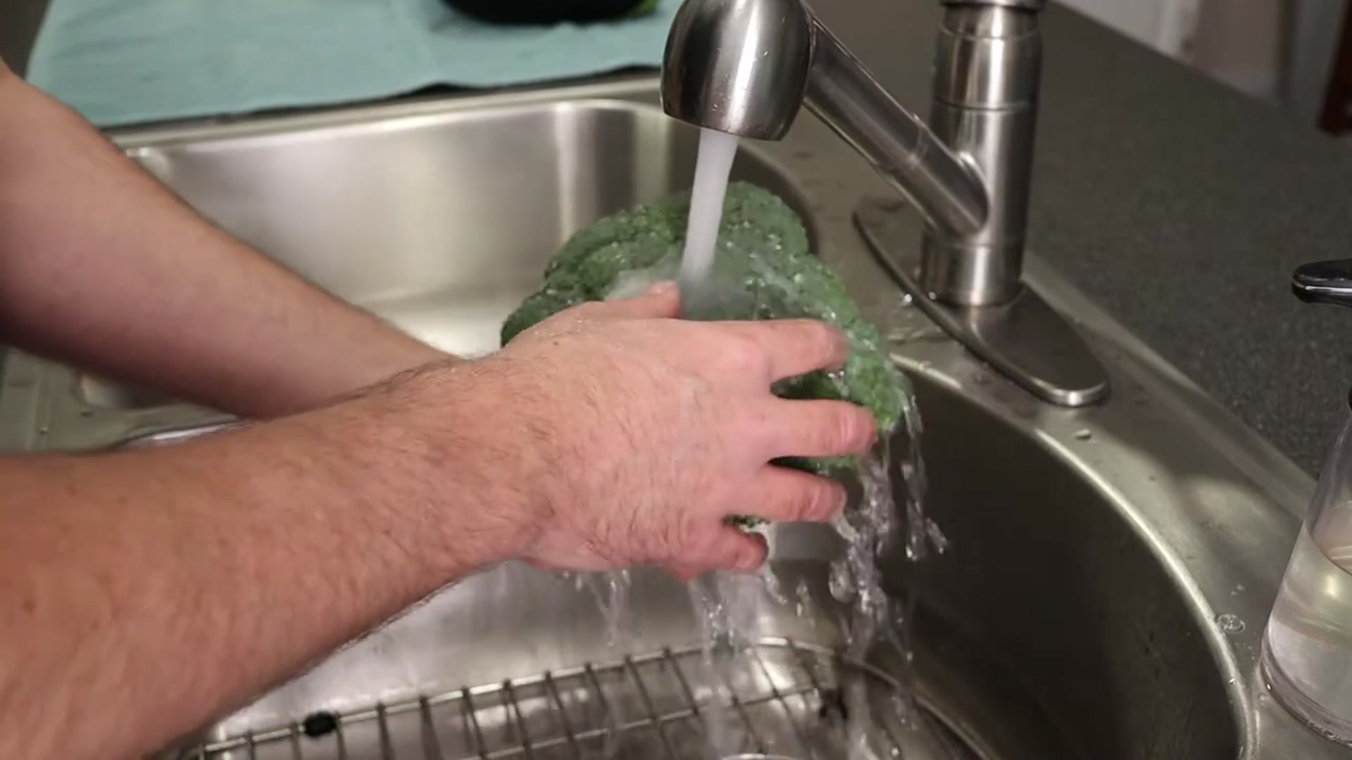 Video thumbnail for How to Cut Broccoli _ Simple and Easy Florets(720P_HD)