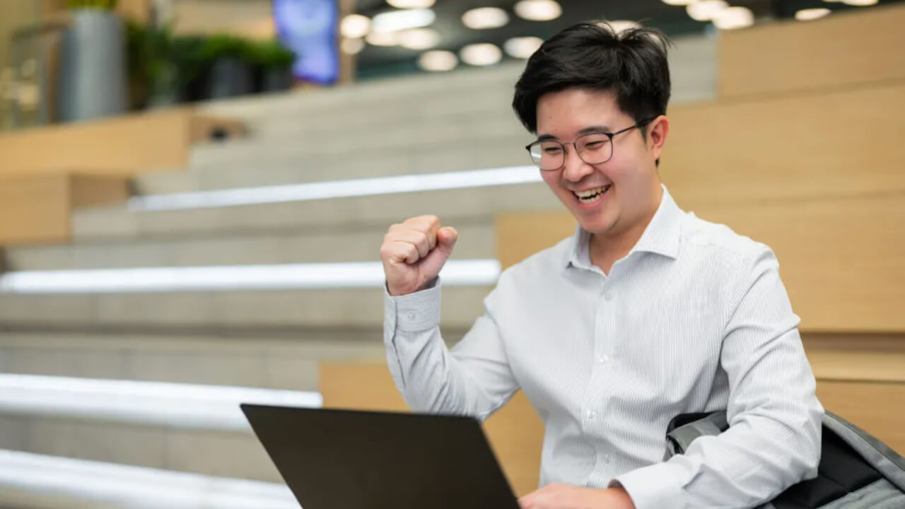 Video thumbnail for The Wall Street firm paying interns $8,600 a week