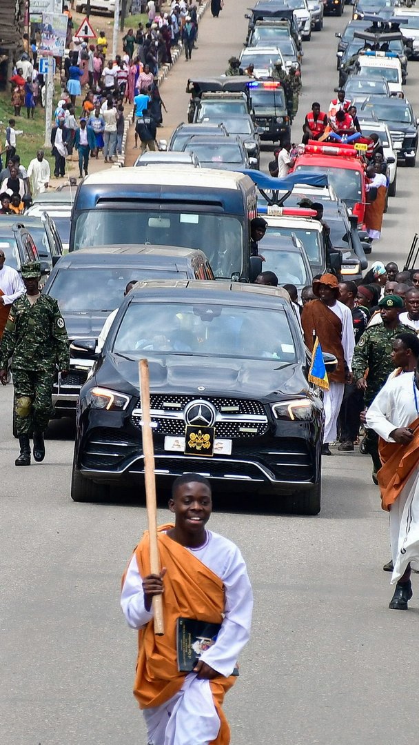 Video thumbnail for Succession battle in Uganda as ‘world’s youngest king’ is buried