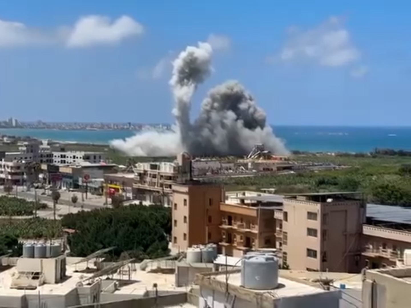 Video thumbnail for Israeli air strike pounds southern Lebanon leaving many injured