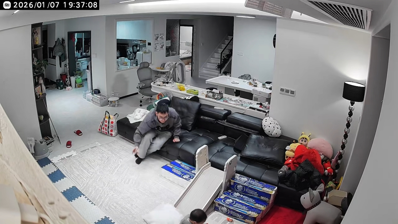 Video thumbnail for Hero Dad Saves Toddler with Quick Pillow Toss