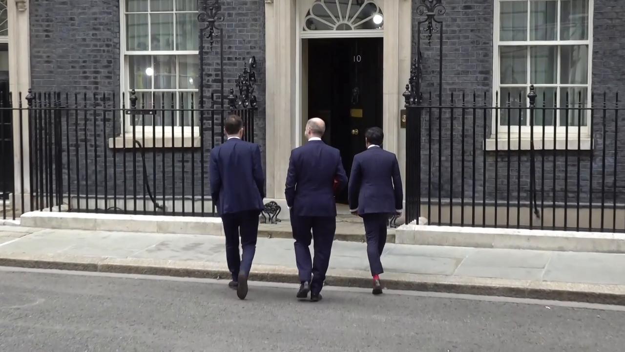 Video thumbnail for UK: New UK Premier Burnham chairs first Cabinet meeting.