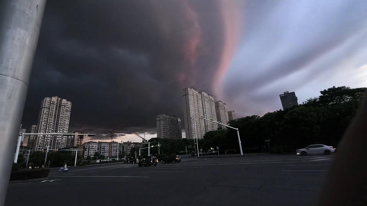 Video thumbnail for China: Rapid sky darkening.