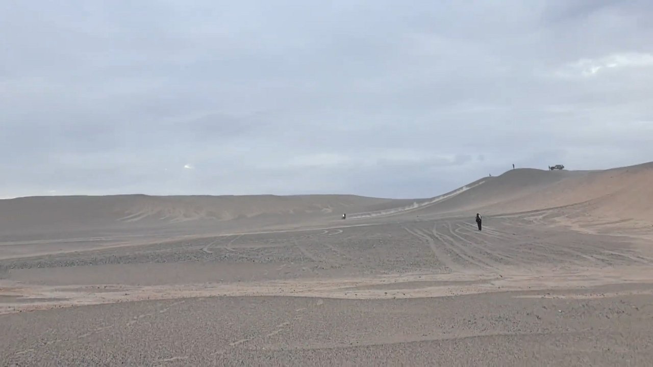 Video thumbnail for Motocross Rider Falls After Losing Balance on Desert Ramps in Xinjiang