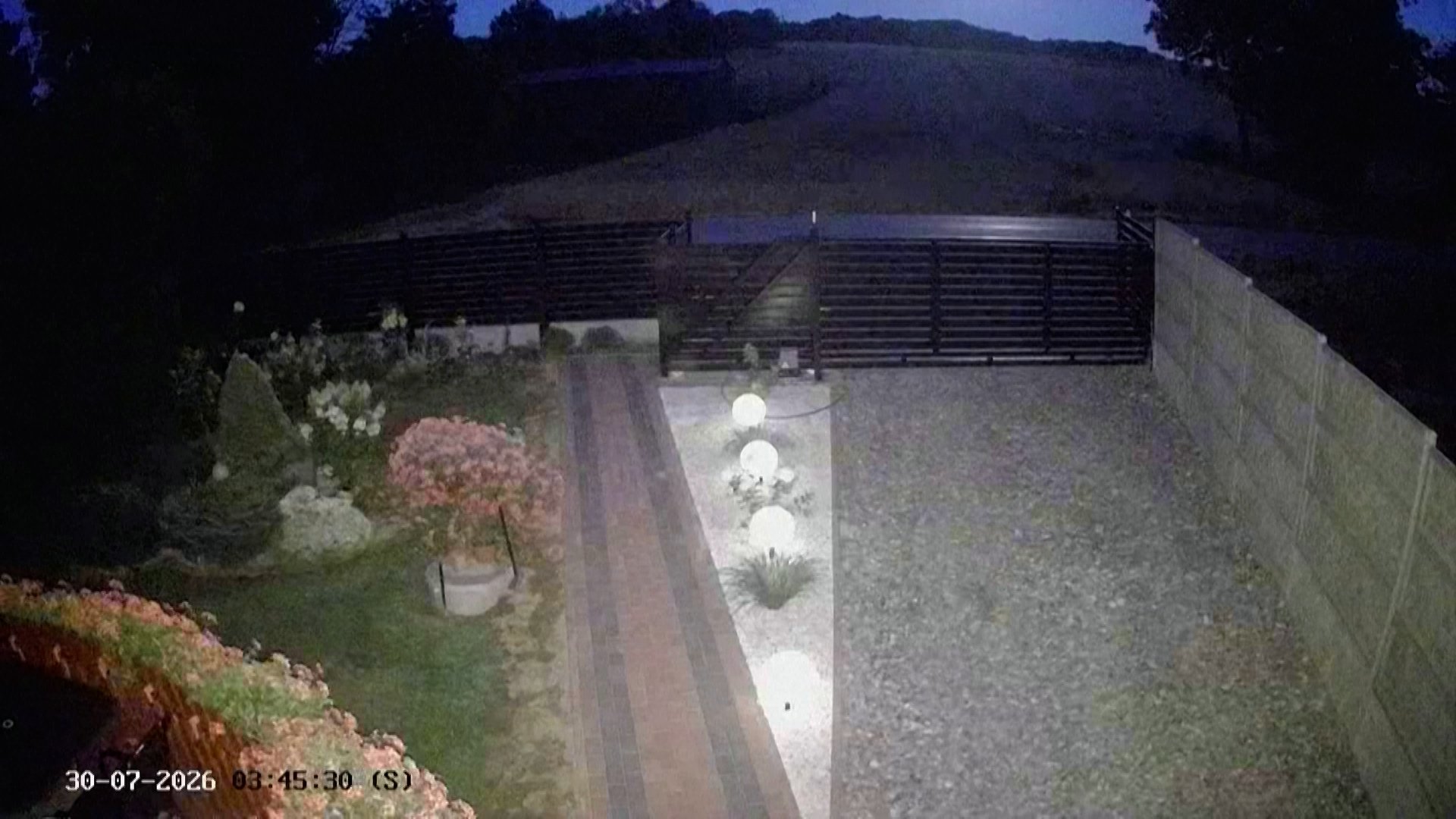 Video thumbnail for Security camera shows ‘Russian missile’ exploding in Poland