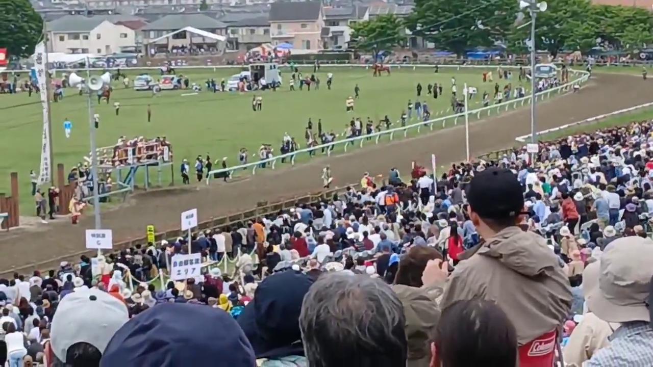 Video thumbnail for Japan: Horse Breaks Loose at Traditional Soma Nomaoi Festival in Fukushima, Injuring Six 3.