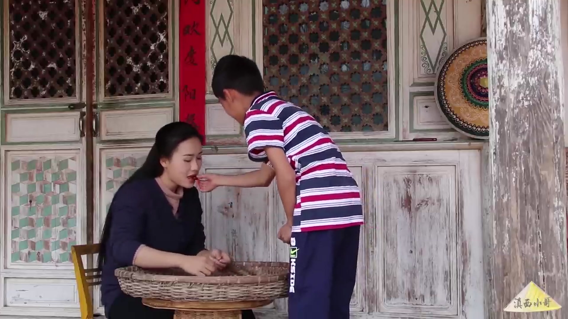 Video thumbnail for 爬树摘了一些酸角,做弟弟爱吃的酸角糕!【滇西小哥】 (720p 30fps)