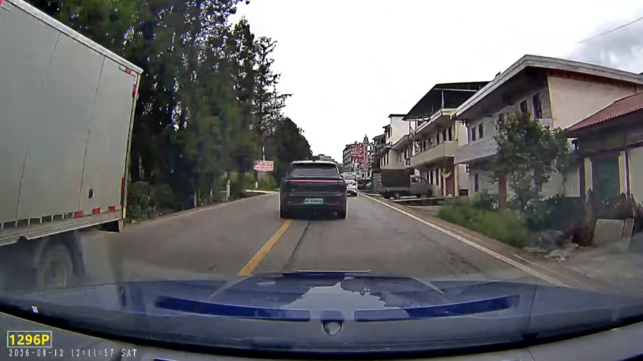 Video thumbnail for Car Hits Light Post After Overtaking on Residential Street in Yunnan