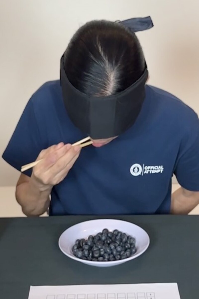 Video thumbnail for Most blueberries eaten blindfolded using chopsticks in one minute  52 by Avery Chin
