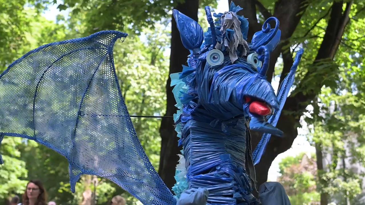 Video thumbnail for Poland: Krakow hosts 25th Great Dragon Parade celebration at Main Square.