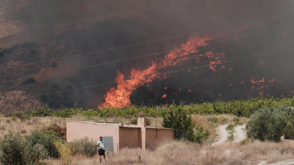 Video thumbnail for Ten people missing amid Spanish wildfires