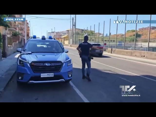 Video thumbnail for Catania. Vede i poliziotti e lancia il sacchetto con la droga in strada. 20enne tratto in arresto da