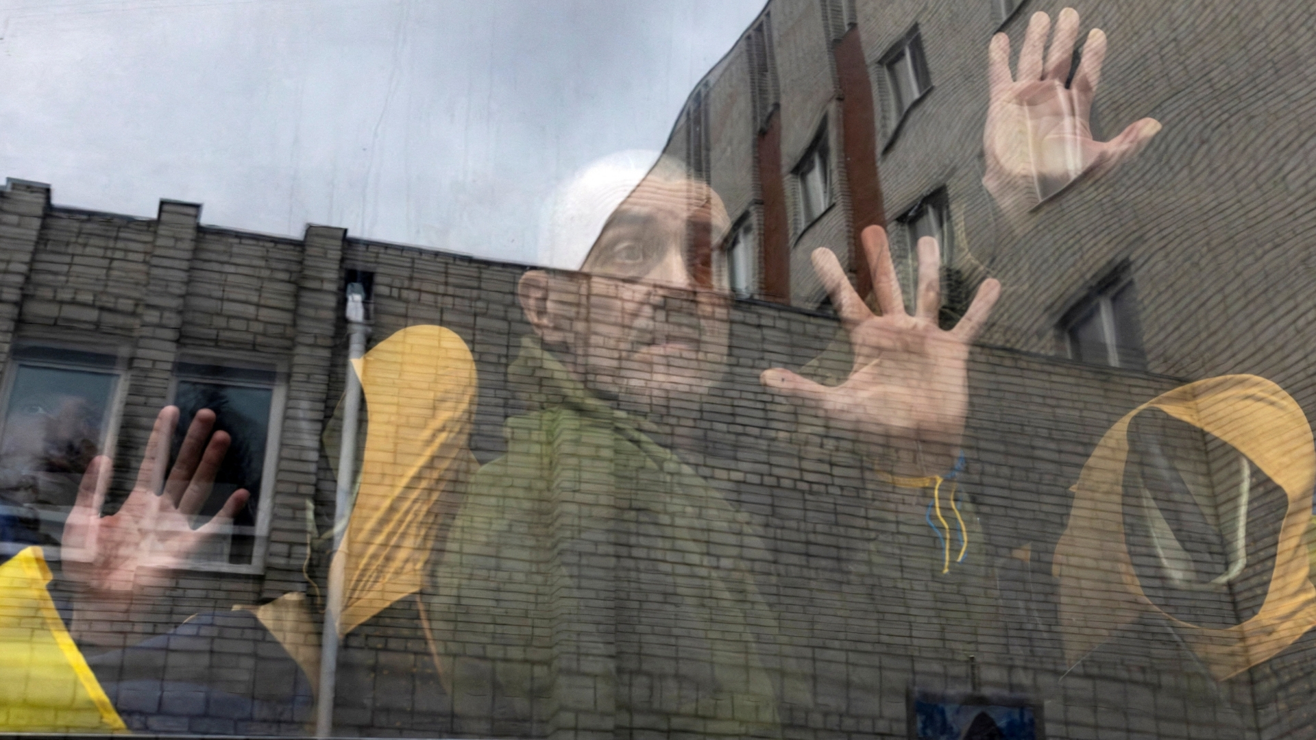 Video thumbnail for Ukraine and Russia declare Easter ceasefire as 182 Ukrainians are freed in swap