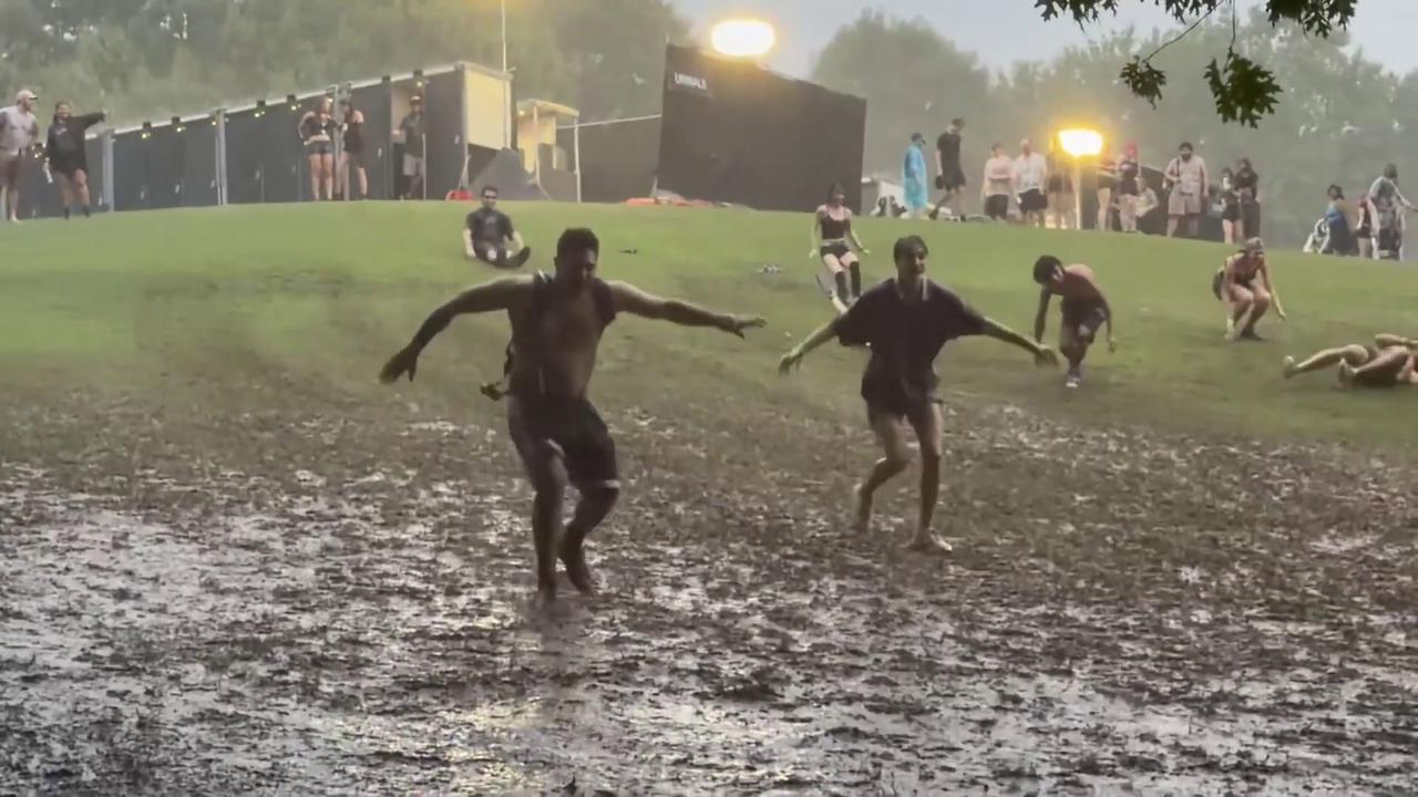 Video thumbnail for US: Mudslide Chaos As Shaky Knees Festivalgoers Slide Down Soaked Atlanta Hillside.