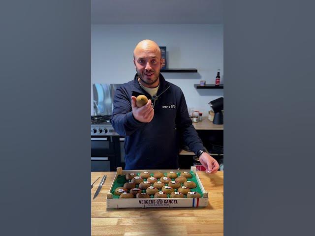 Video thumbnail for 🥝 Ils sont arrivés ! Le Premier Kiwi Français de la Saison (Sud-Ouest)