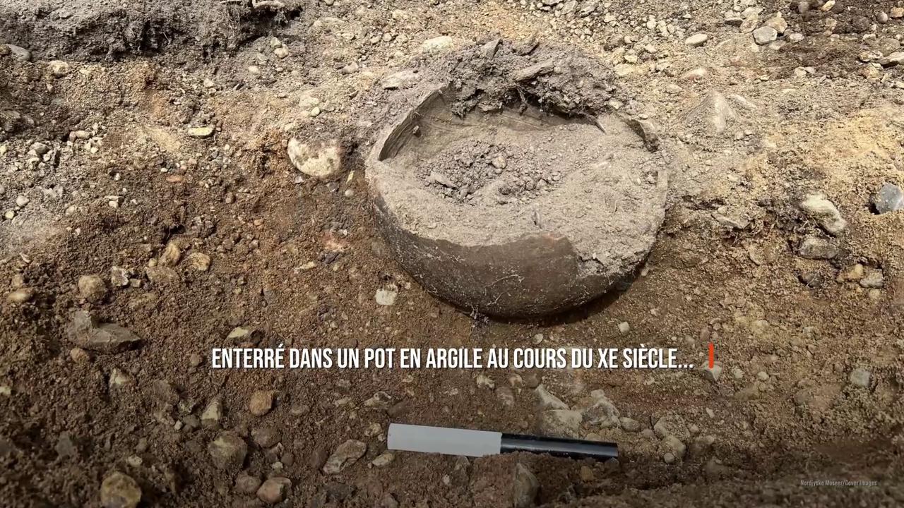Video thumbnail for Un Danois découvre par hasard un trésor viking en creusant sur sa propriété.