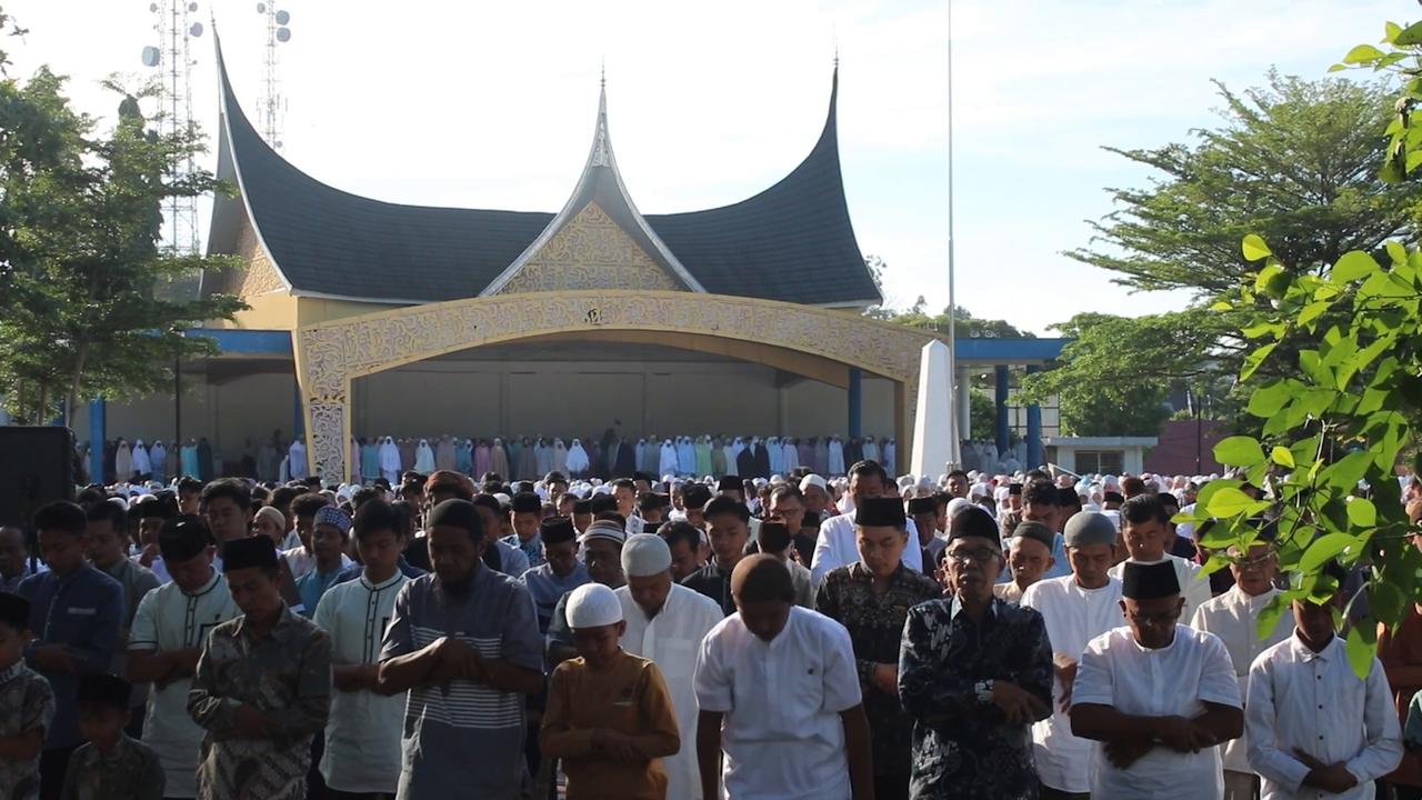 Video thumbnail for Indonesia: Muslims perform Eid al-Adha prayers in Indonesia’s West Sumatra.