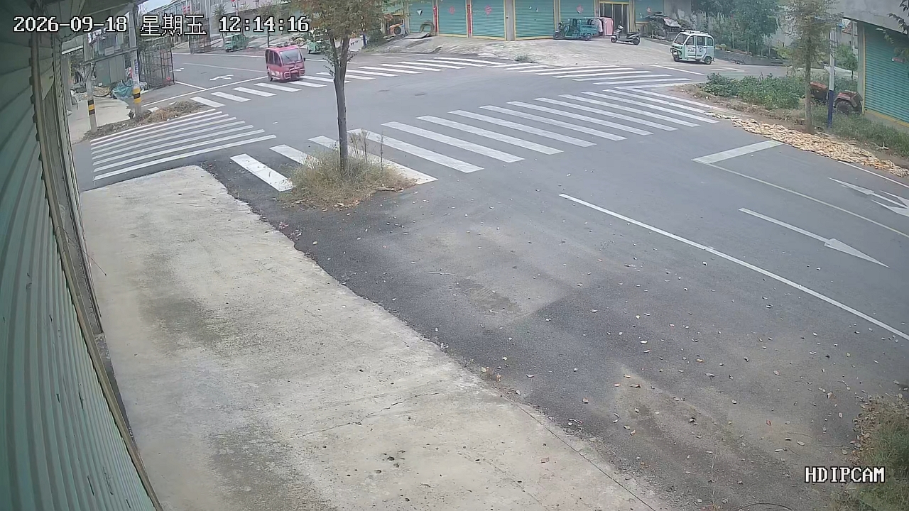 Video thumbnail for Cargo Tricycle Overturns to Avoid Speeding Car at Jiangsu Intersection